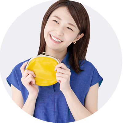 たくさんお金の入ったがま口財布を持つ笑顔の女性